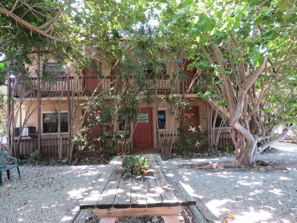 Ed & Ellen'S Lodgings Key Largo Motel Exterior photo